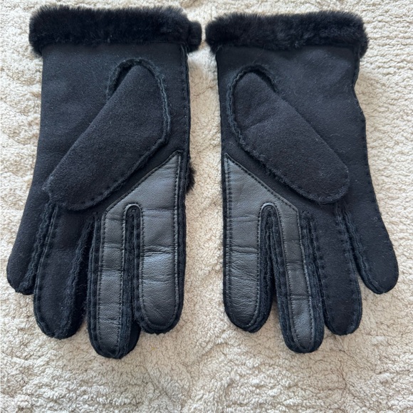 UGG Australia Shearling Black Suede Gloves - Picture 2 of 7